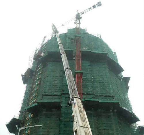 四平吊车在工地上作业